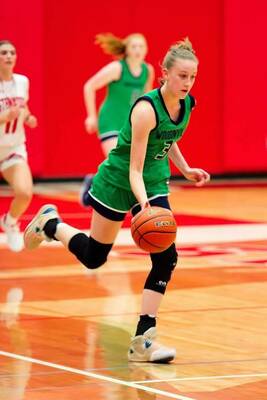 Photo by Tushar Agarwal.
Lyla Kahrimanovic dribbles down court
against Mount Si.